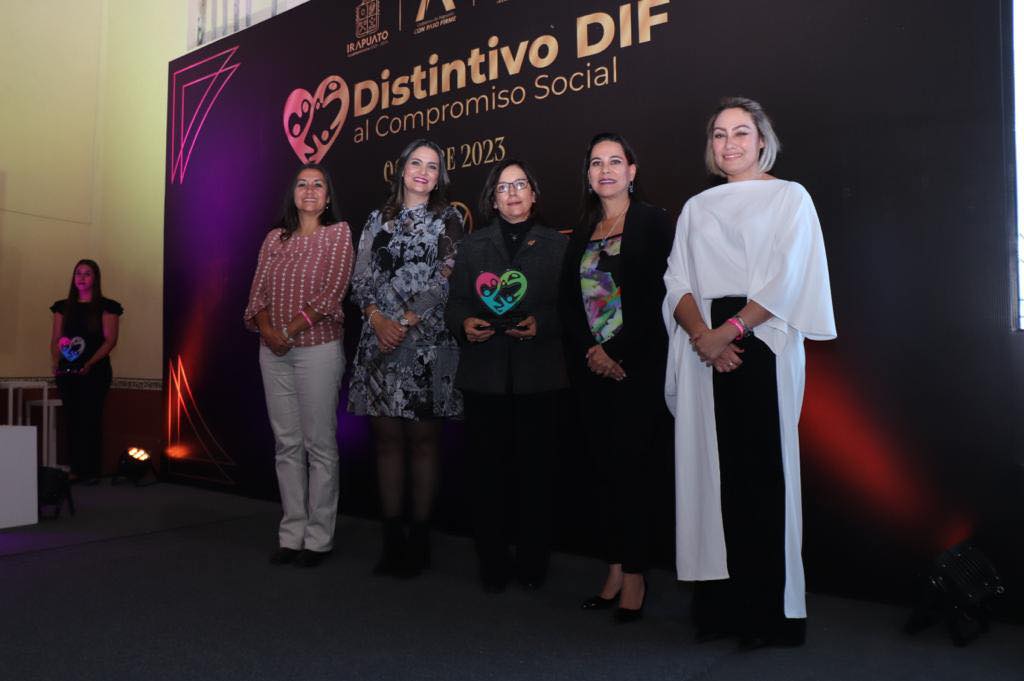 RECIBIMIENTO DEL DISTINTIVO DIF AL COMPROMISO SOCIAL